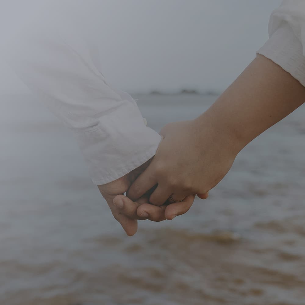 소중한 사람의 손을 잡고 있는 이미지