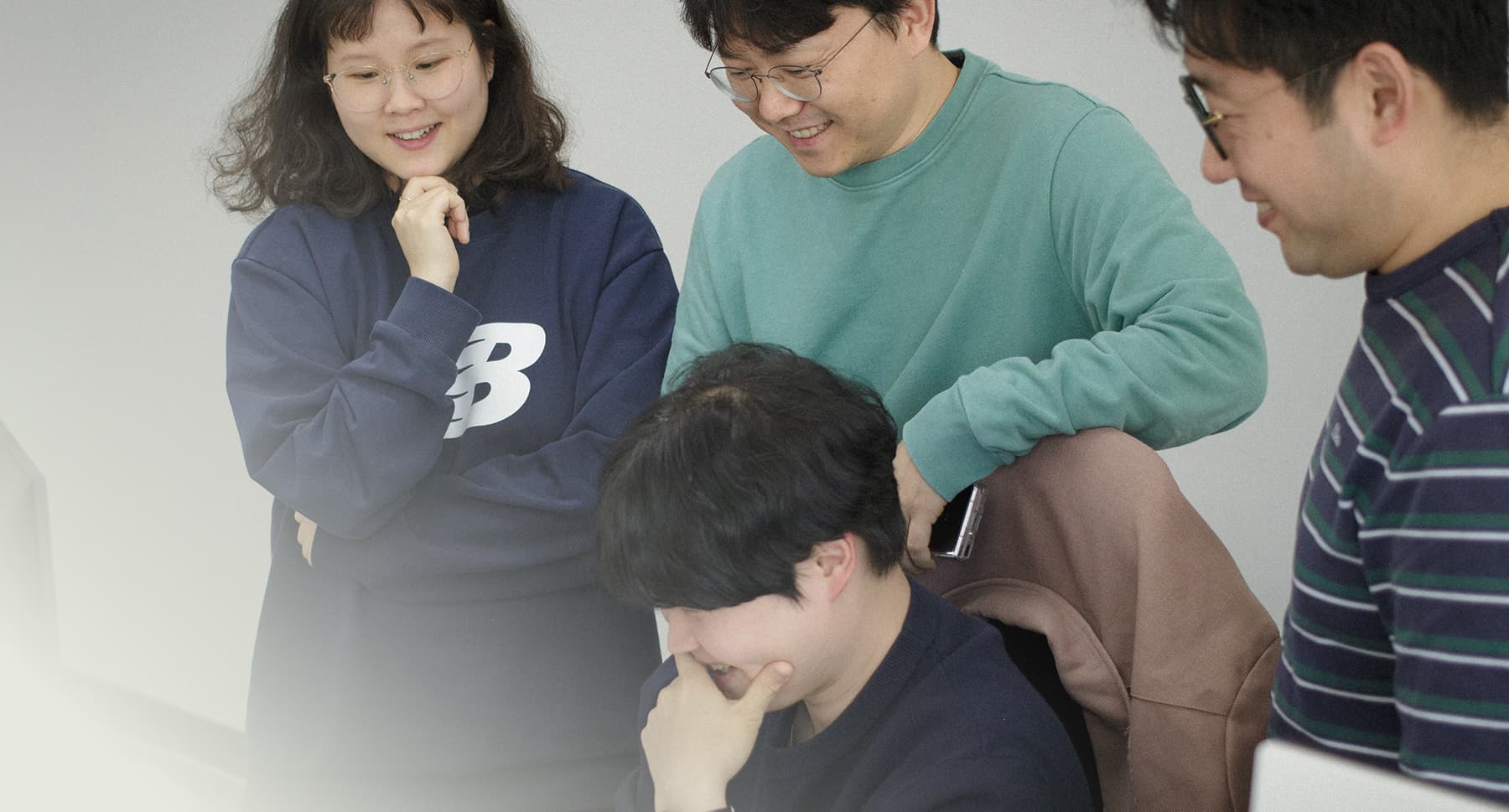 동료들이 함께 일하고 있는 이미지